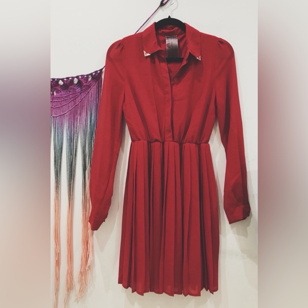 ❤️pleated buttons red midi dress with delicate gold hardware filigree